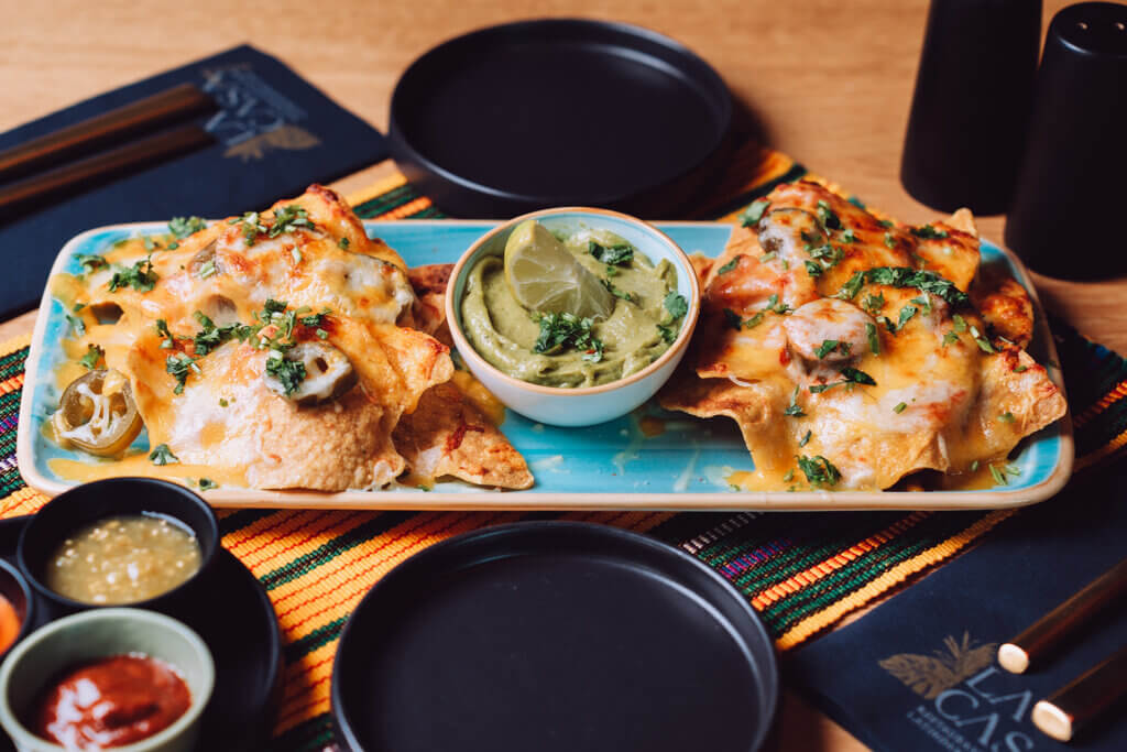 Teller mit Essen und Dip