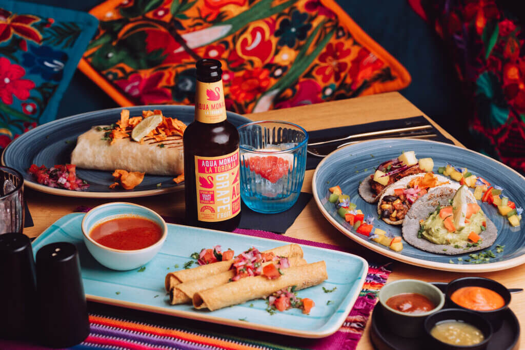 Teller mit Wraps und Dip