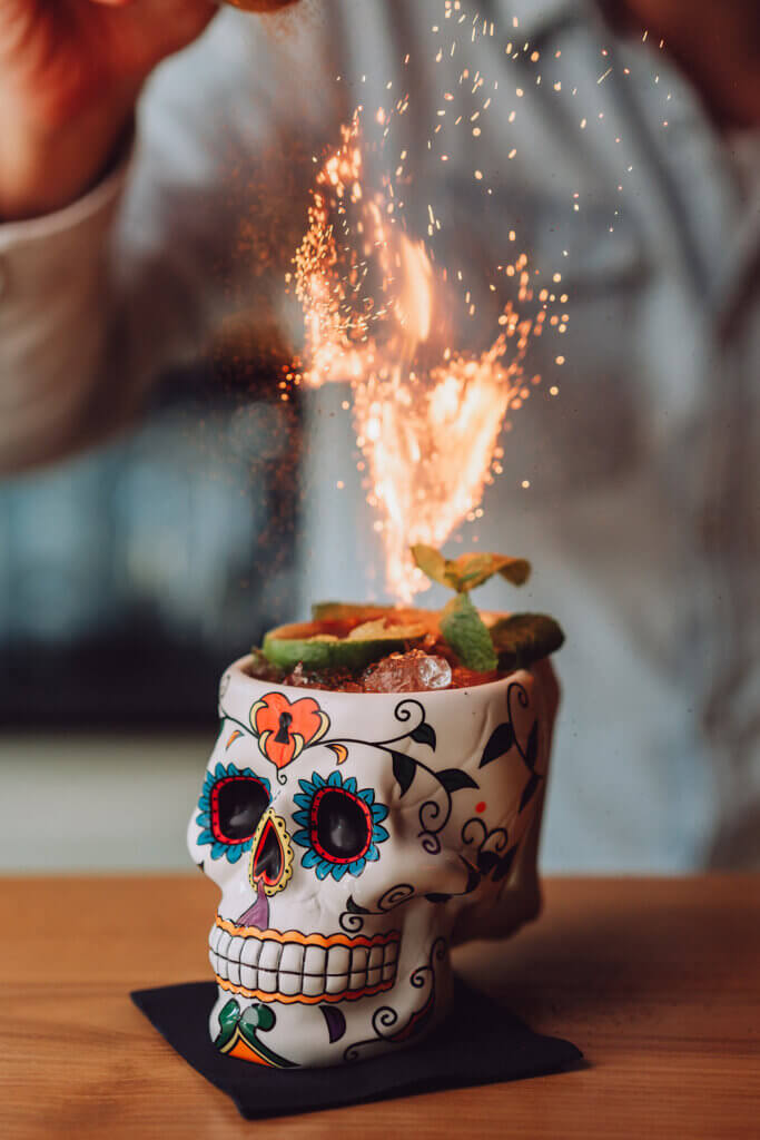 Eine Tasse in Schädelform mit Feuerwerk